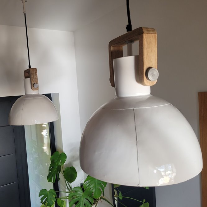 Białe lampy industrialne retro z drewnianym elementem